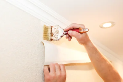 Pose de papier peint à Serdinya — revêtements muraux et toiles de verre